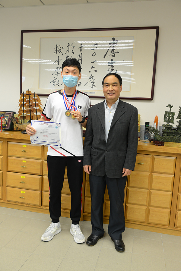 黎校長與雙金得主劉仲衡同學合影s