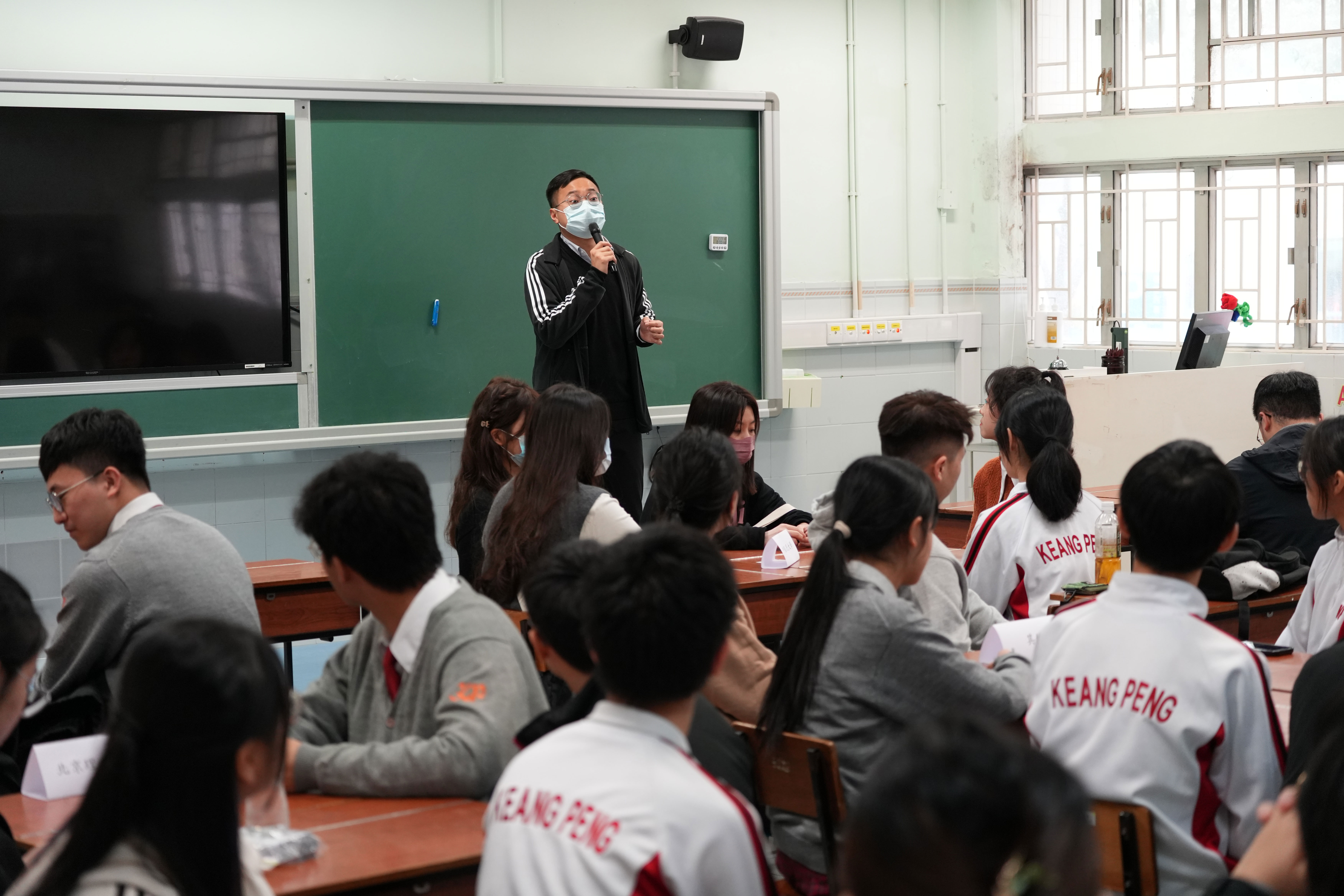 校友與高三同學在課室分組交流s