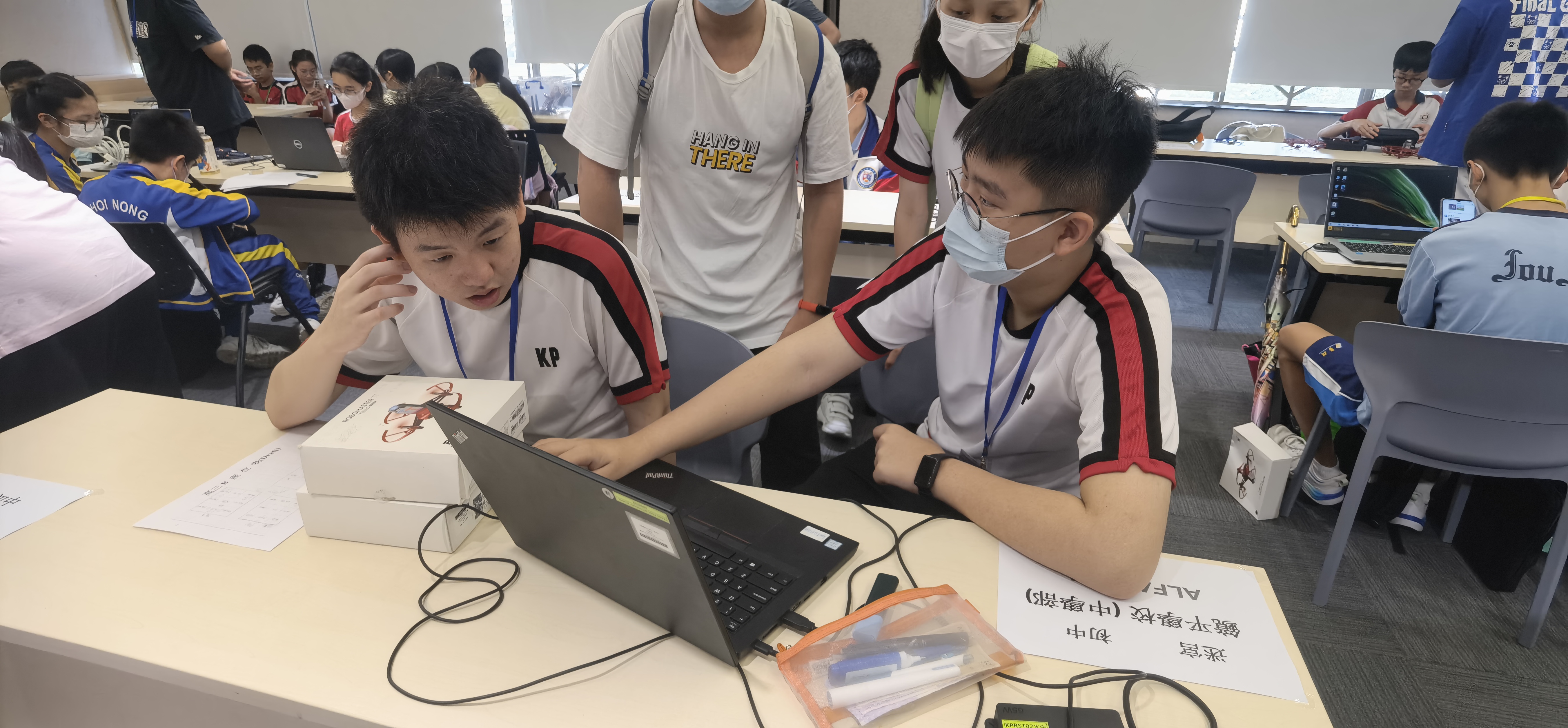 20240502 初中組黃銀傑和吳韜同學在賽前認真準備