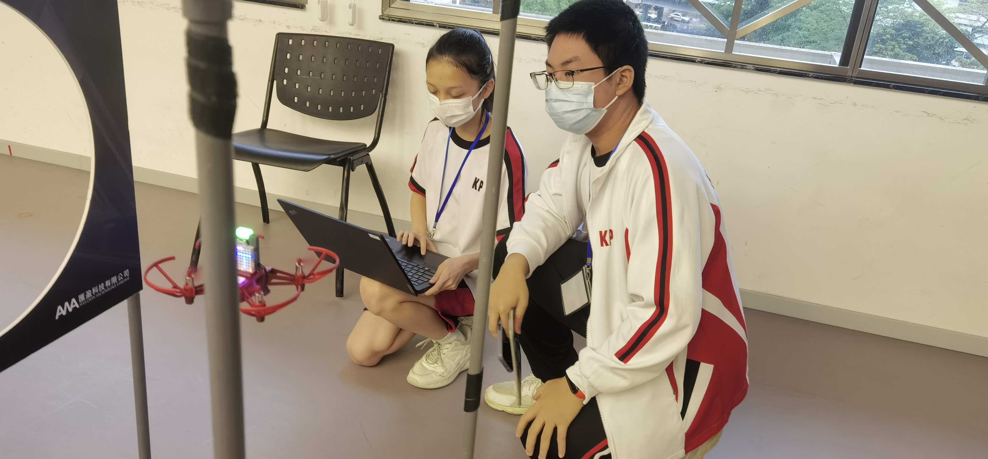 20240502 高中組余思穎和陳順彬同學在專注比賽