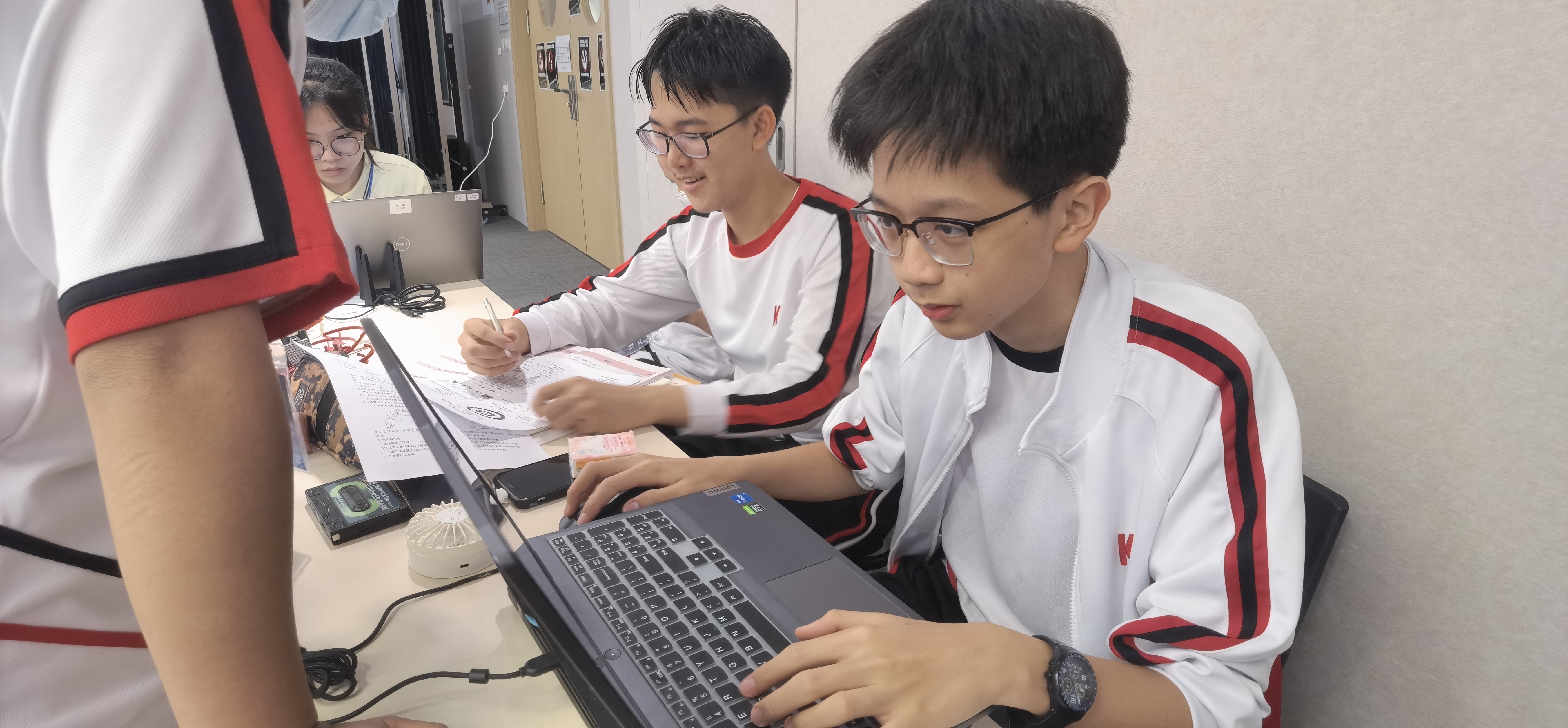 20240502 高中組陳兆隆和戴宇騰同學在賽前認真準備