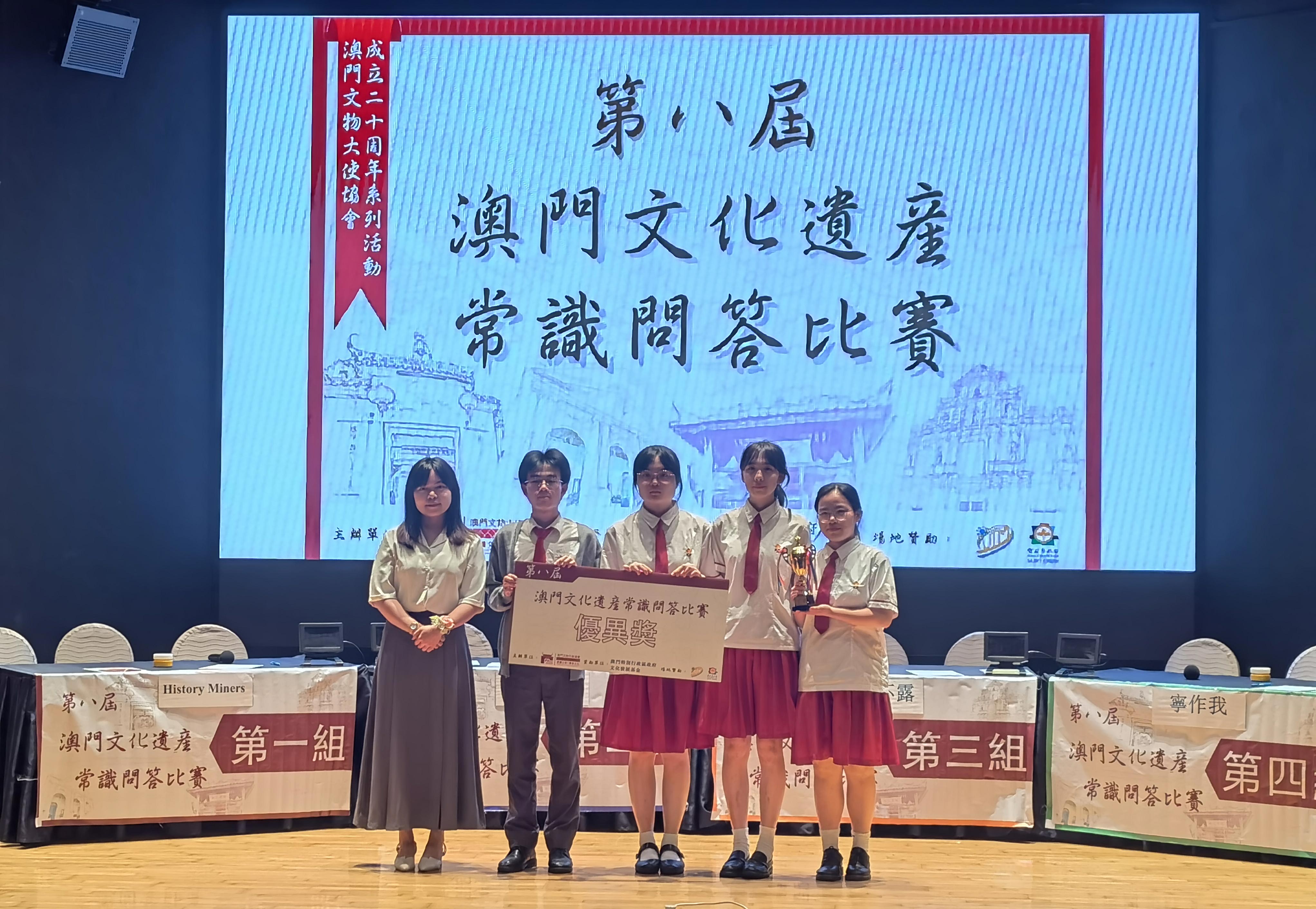 20240517 鍾景陽同學左二鄒咏彤同學中蔡靖瑤同學右二鄧穎詩同學右一榮獲比賽優異奬s