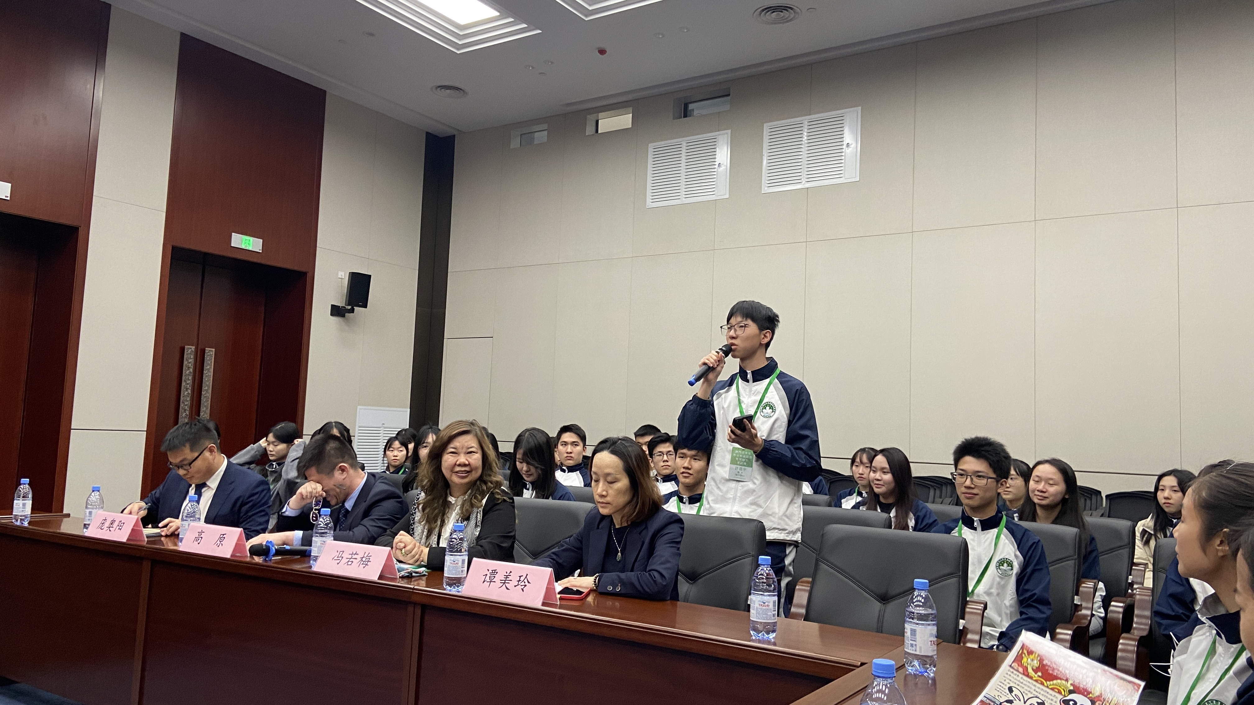 20240603 許晨宇同學向青年外交官提問獲得積極回應