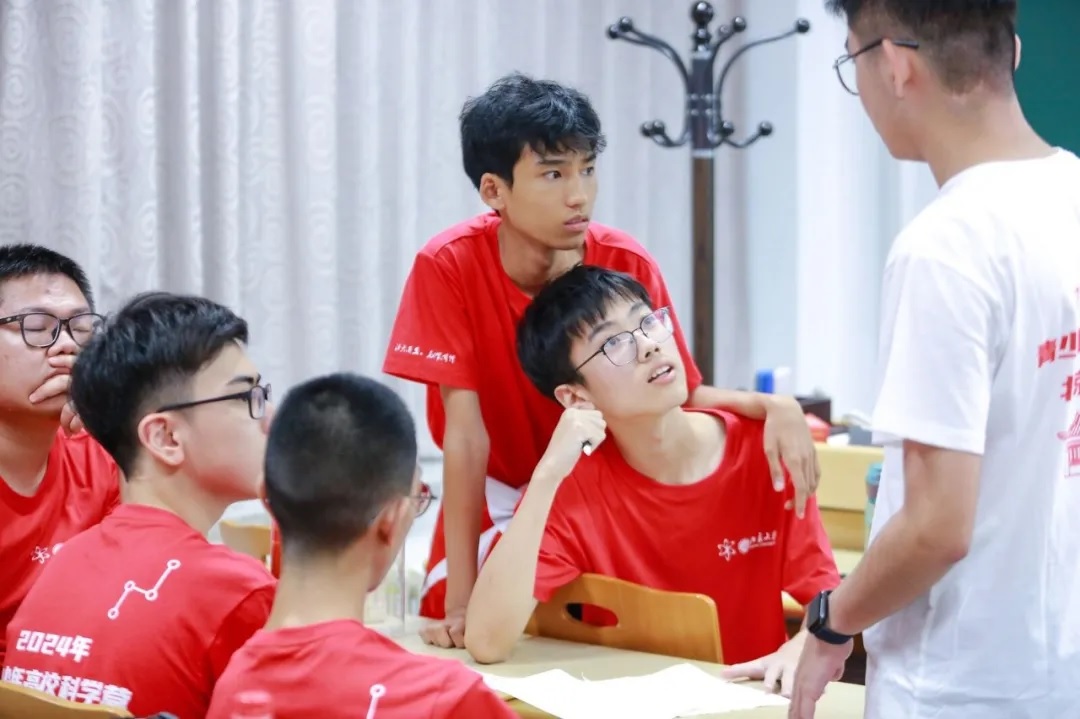 20240720 營員們與輔導員討論科學成果展示滙報內容