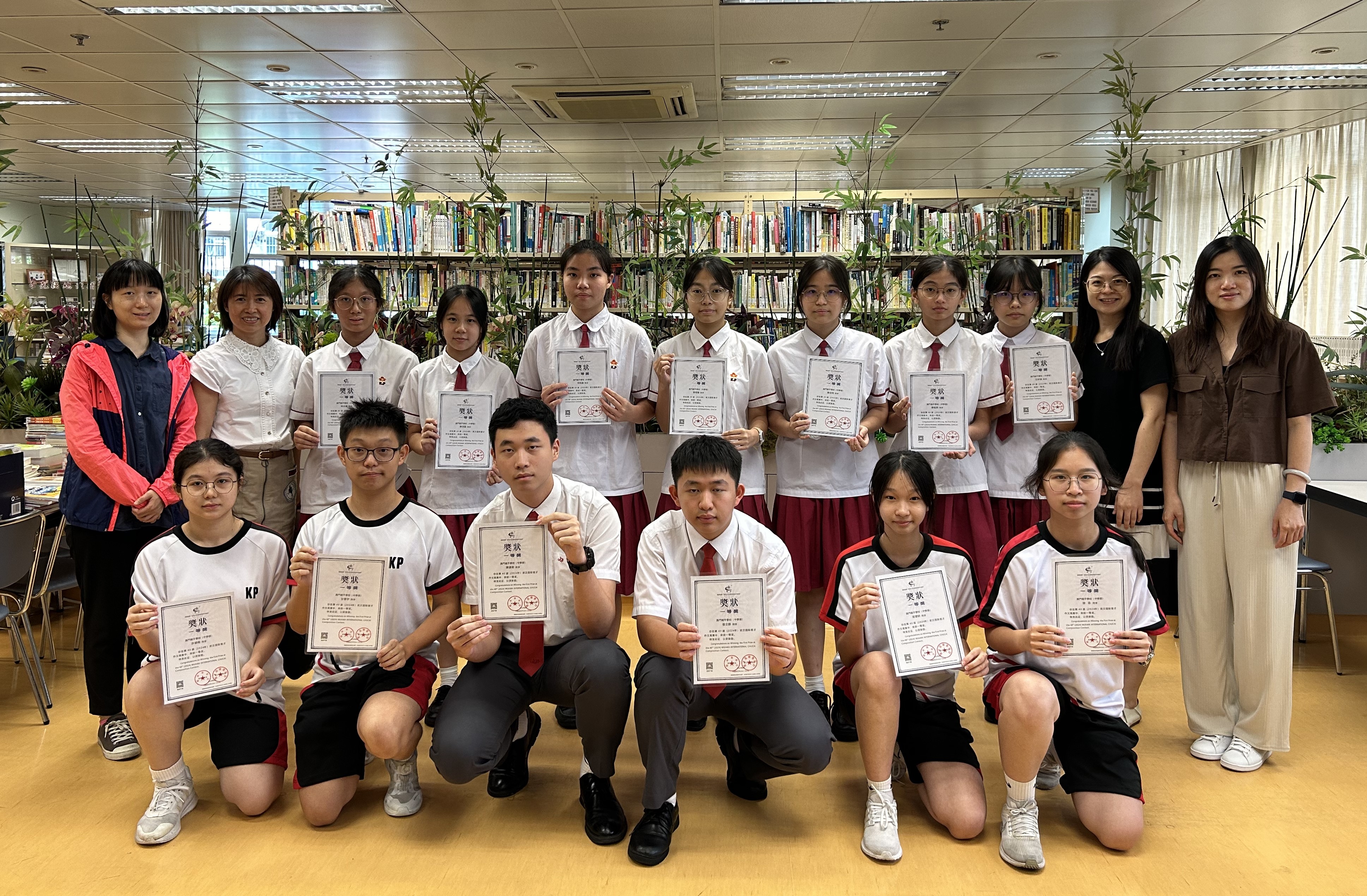 20240923 初中組一等奬同學與指導老師合照