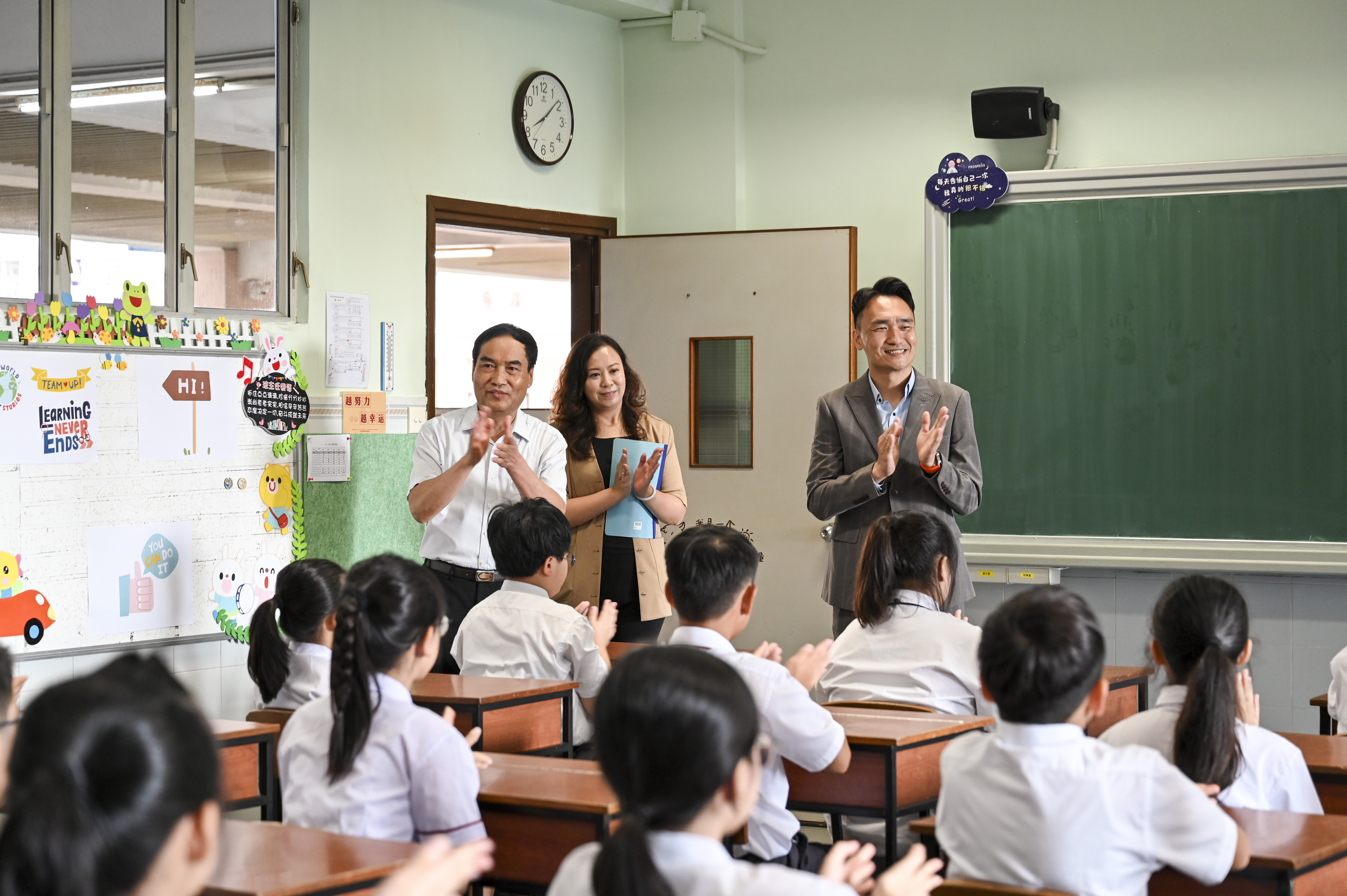 20240902 教青局龔志明局長蔡敏芝廳長在黎世祺校長陪同下關懷我校學生