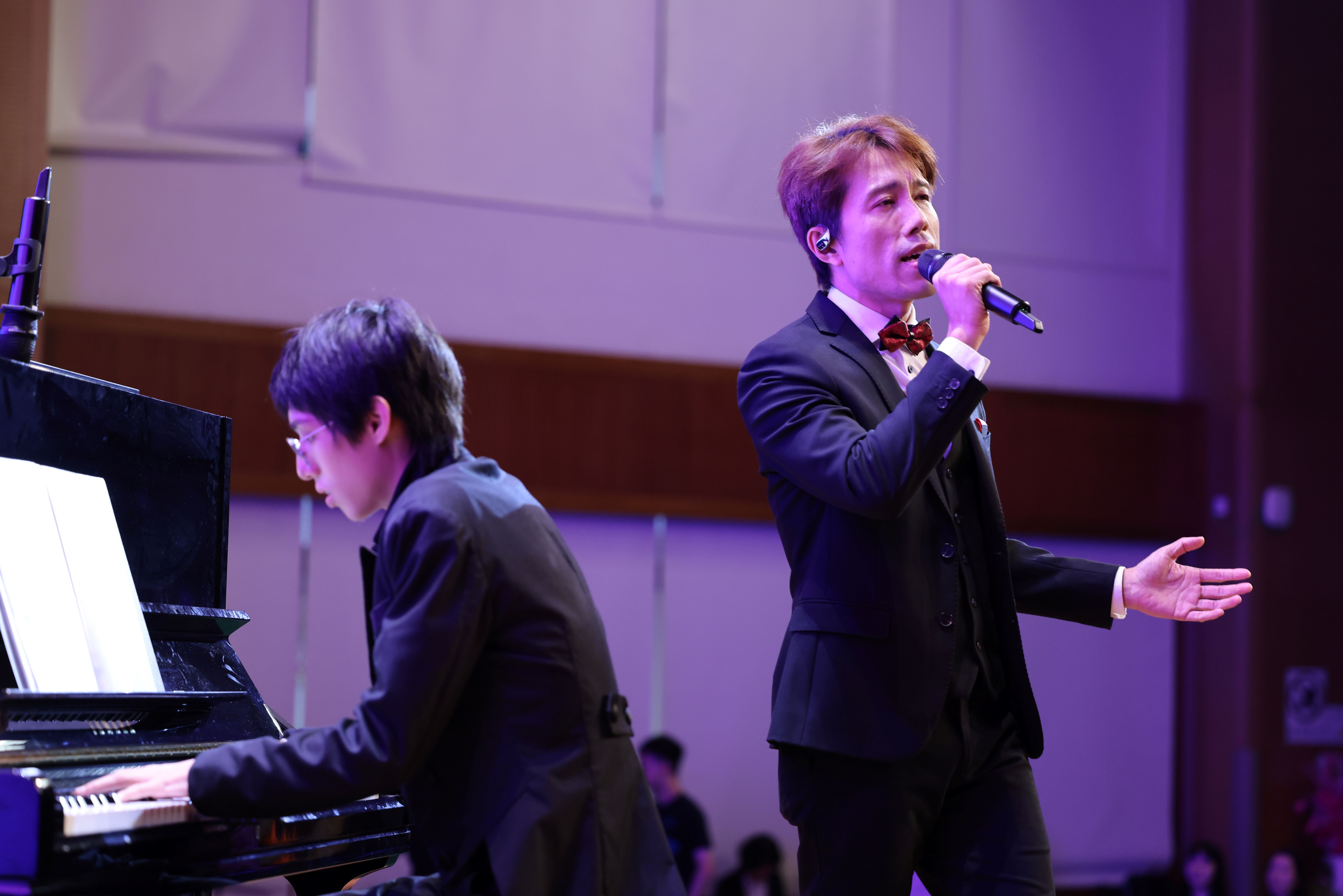 1325歲的幻想曲由中學部黃信斌老師演唱劉樂賢同學鋼琴伴奏s