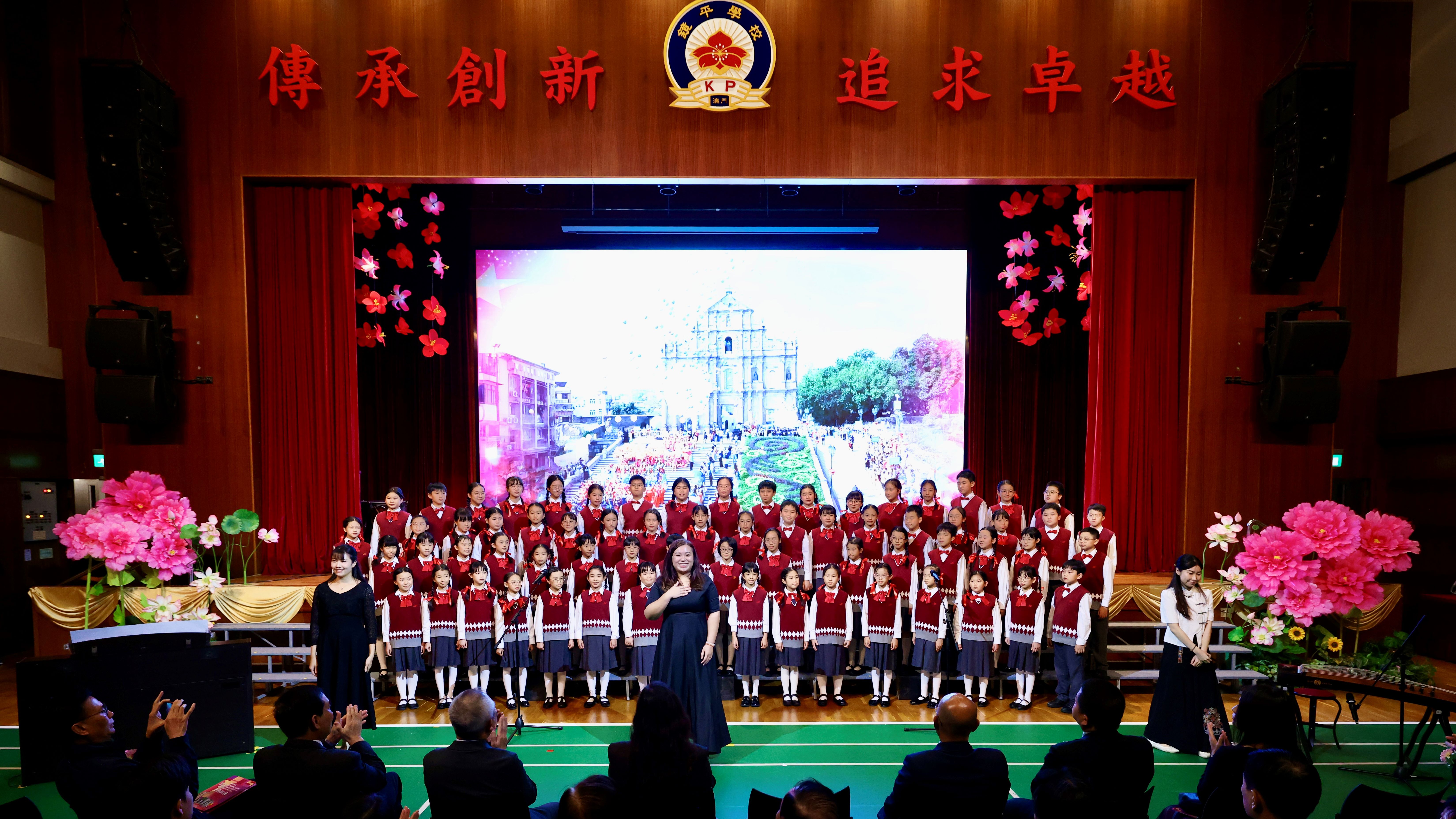 14小學部合唱團合唱七子之歌帶來節目翹首以盼迎回歸s