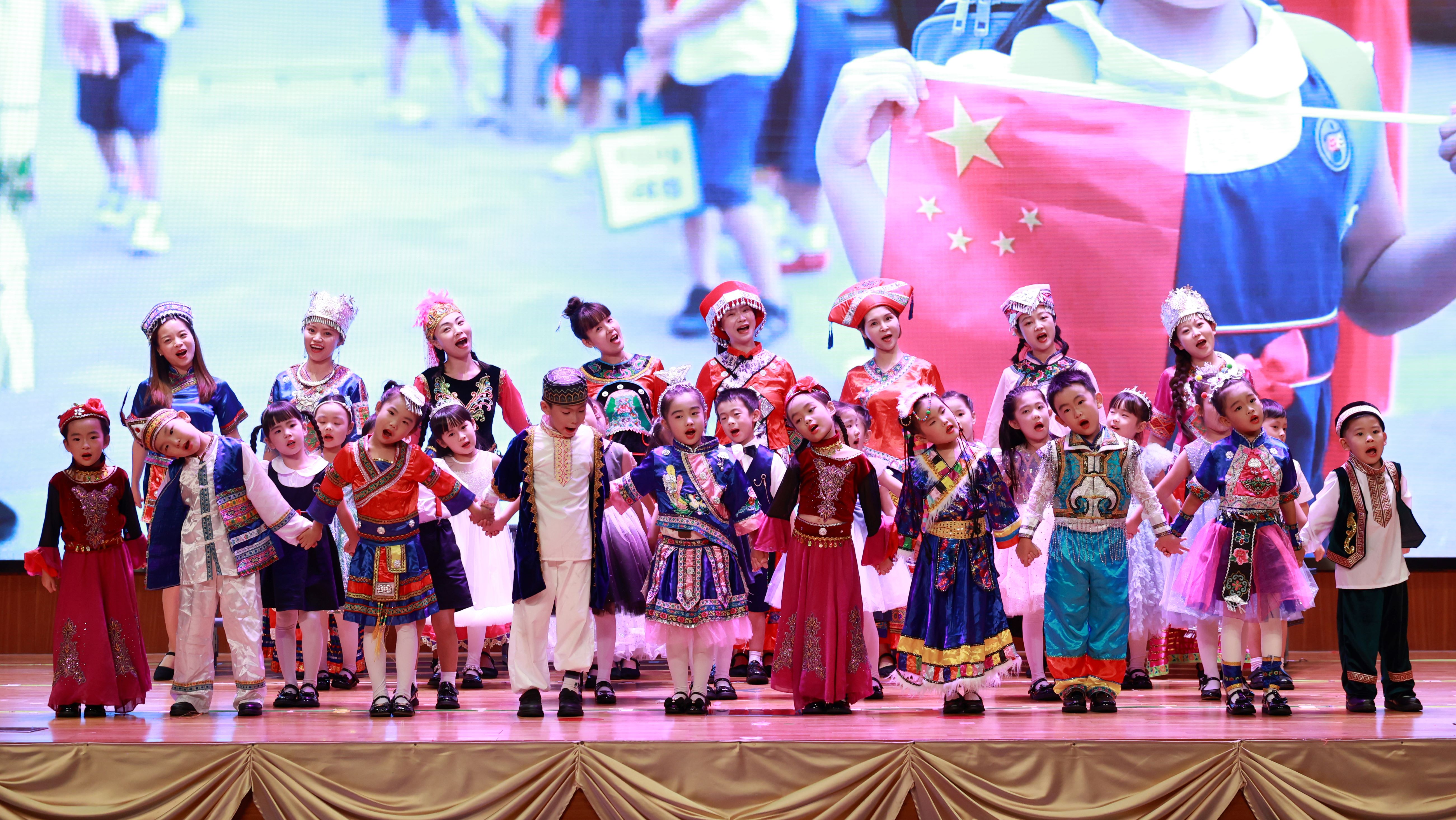 8 童心唱響未來由珠海華發容閎幼兒園的同學演出s