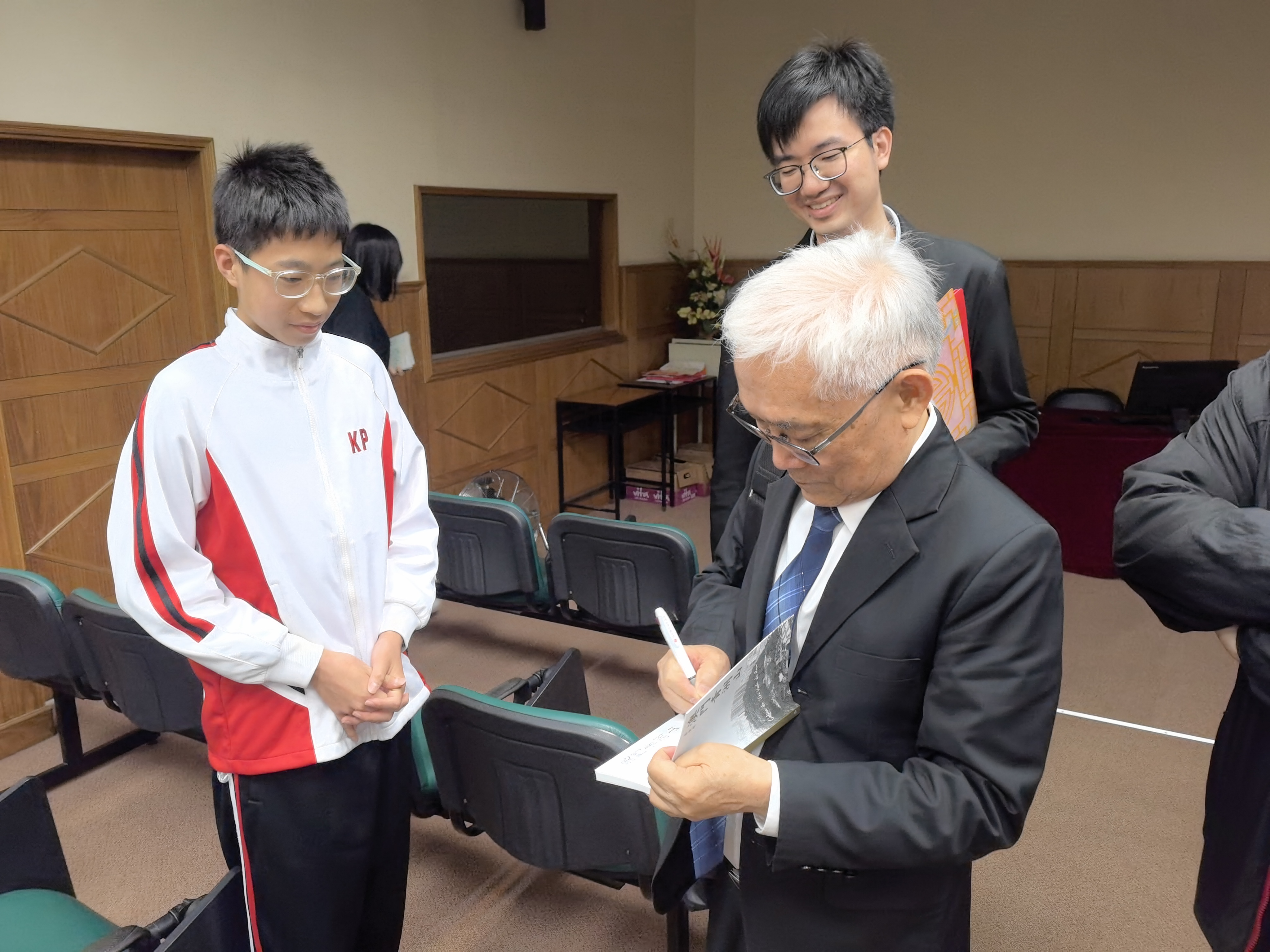 20250331 03李業飛校友向學生贈送親筆簽名專著