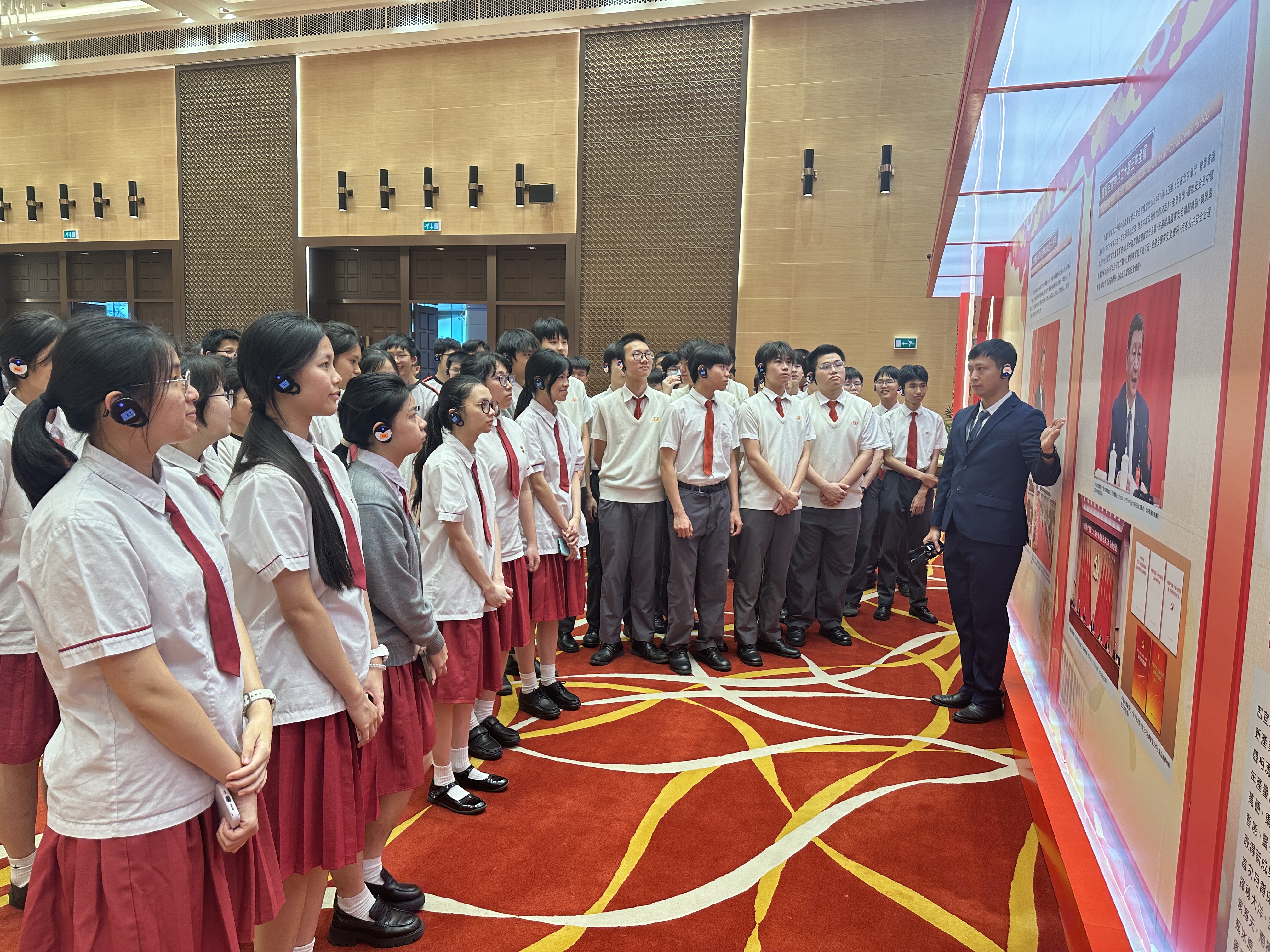 高中學生聆聽國安展板內容介紹