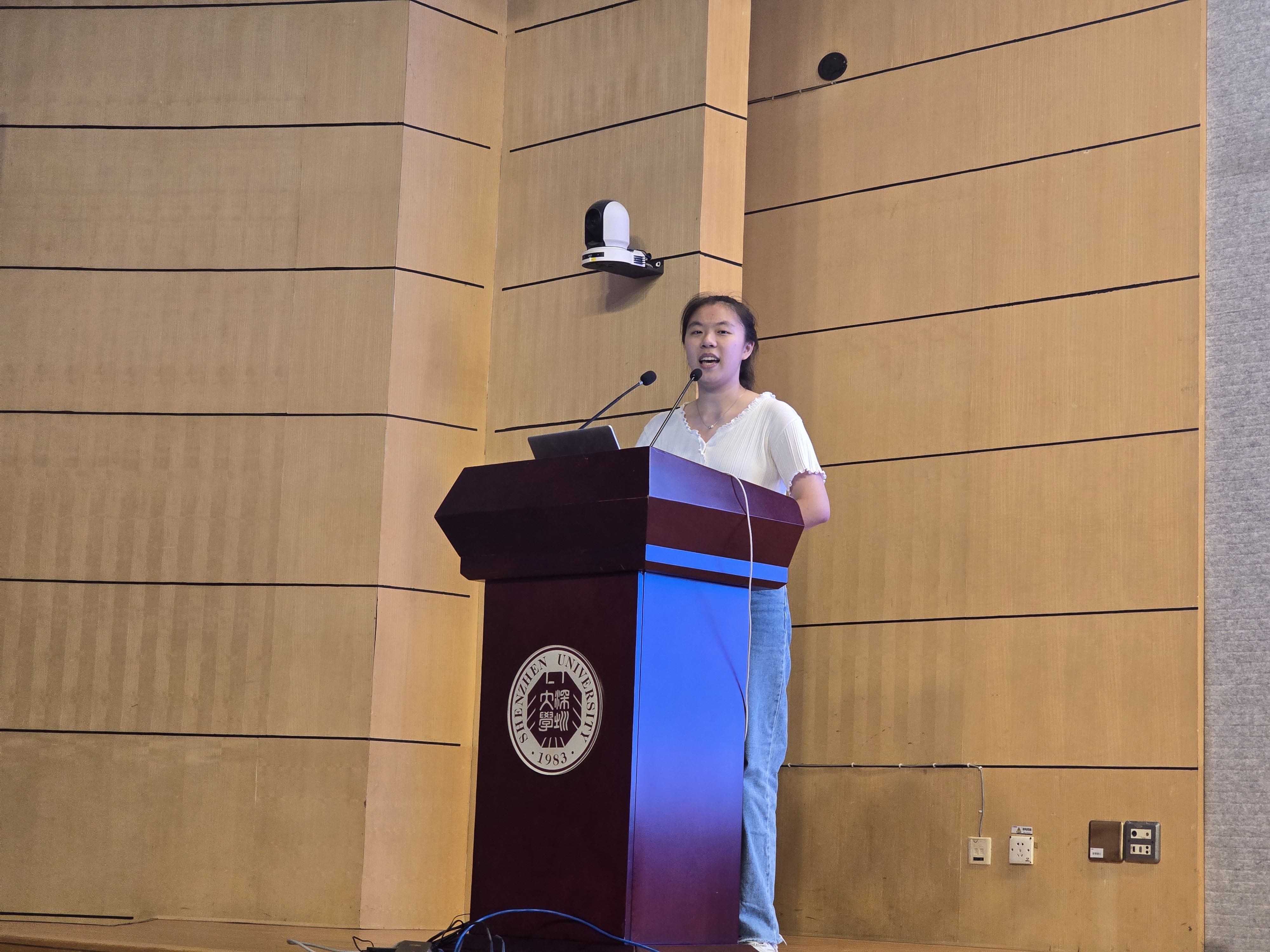 2025070802a就讀深圳大學校友許熙潼向學生進行分享