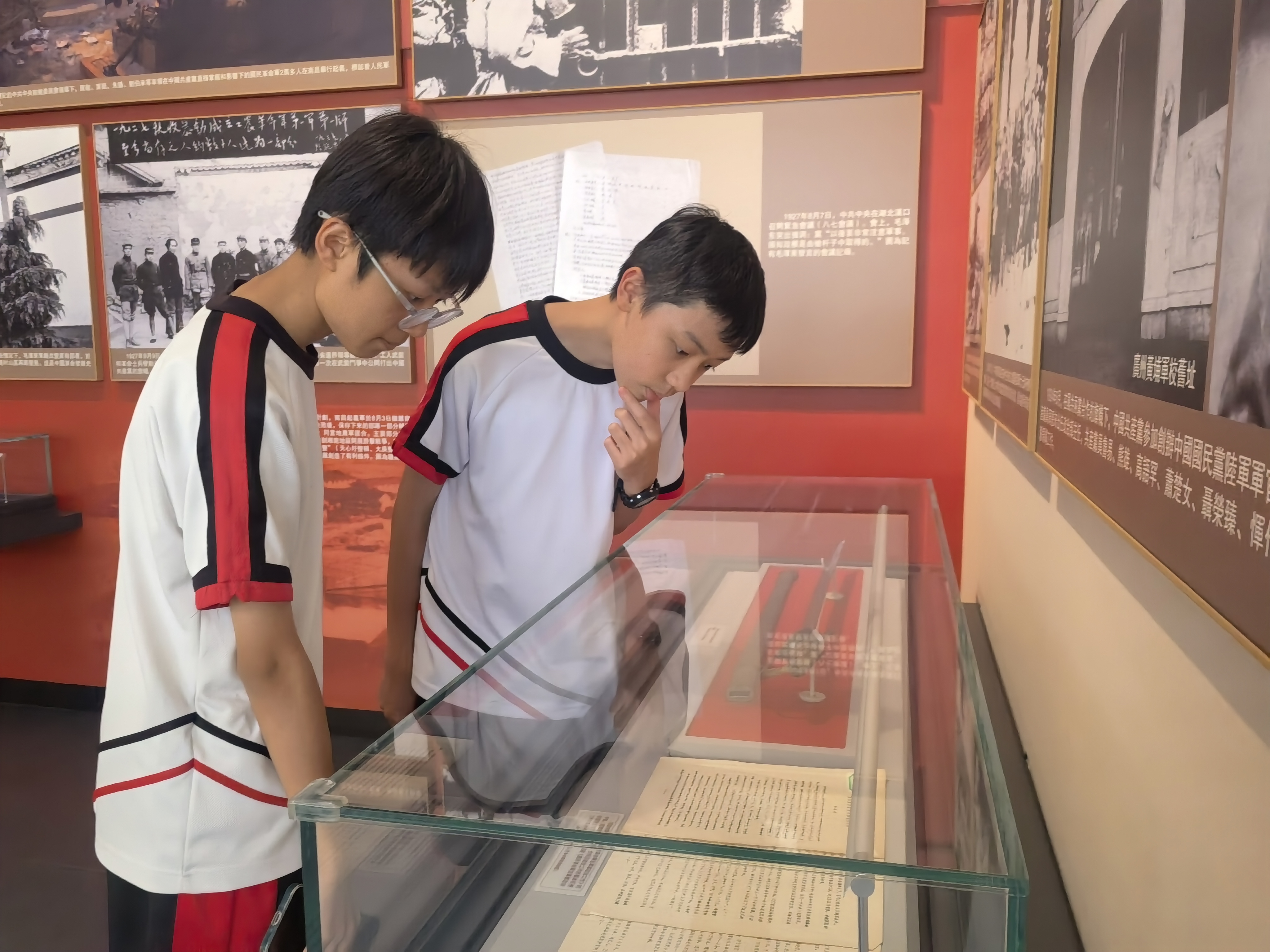 2025071402 鏡平學生在駐香港部隊展覽中心認真參觀學習